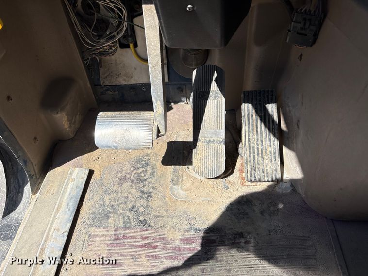 image for item FG2917 2005 International 9900i truck cab and chassis with tree spade  