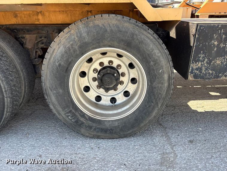 image for item FG2917 2005 International 9900i truck cab and chassis with tree spade  