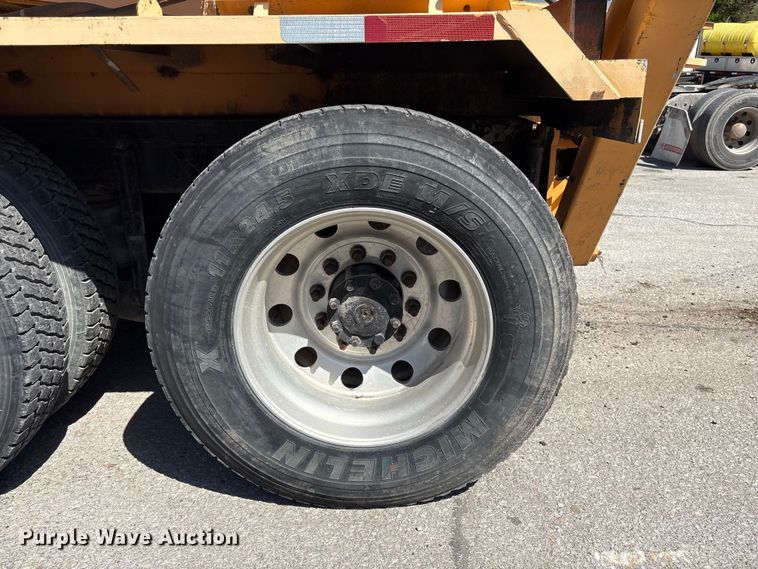 image for item FG2917 2005 International 9900i truck cab and chassis with tree spade  