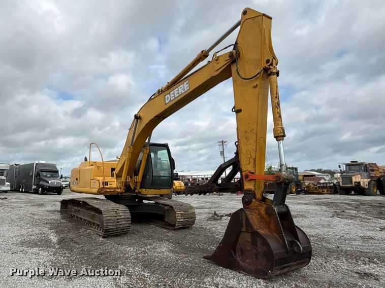 image for item FH7054 2005 John Deere 200C LC excavator