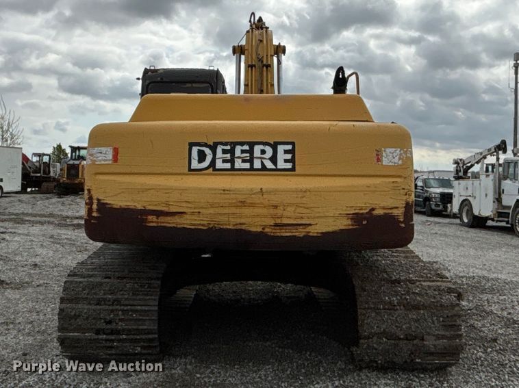 image for item FH7054 2005 John Deere 200C LC excavator