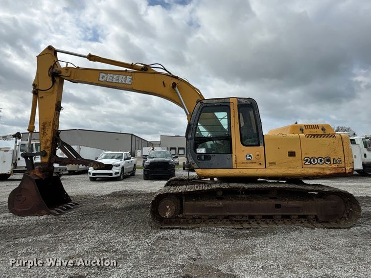 image for item FH7054 2005 John Deere 200C LC excavator
