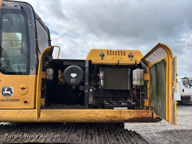 image for item FH7054 2005 John Deere 200C LC excavator