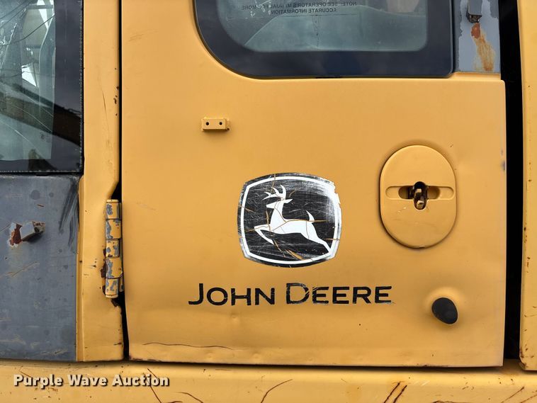 image for item FH7054 2005 John Deere 200C LC excavator