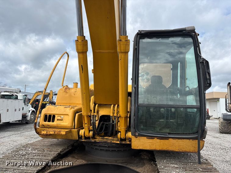 image for item FH7054 2005 John Deere 200C LC excavator