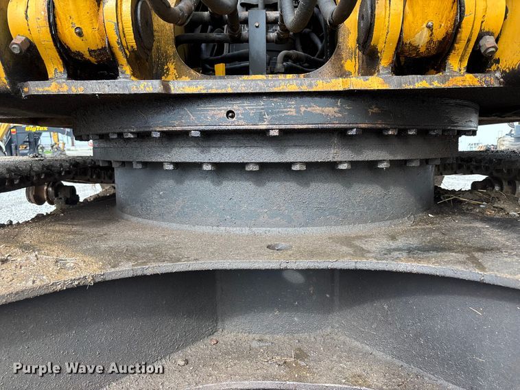 image for item FH7054 2005 John Deere 200C LC excavator