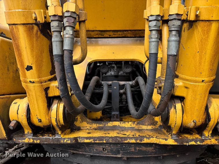 image for item FH7054 2005 John Deere 200C LC excavator