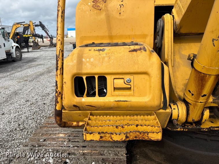 image for item FH7054 2005 John Deere 200C LC excavator