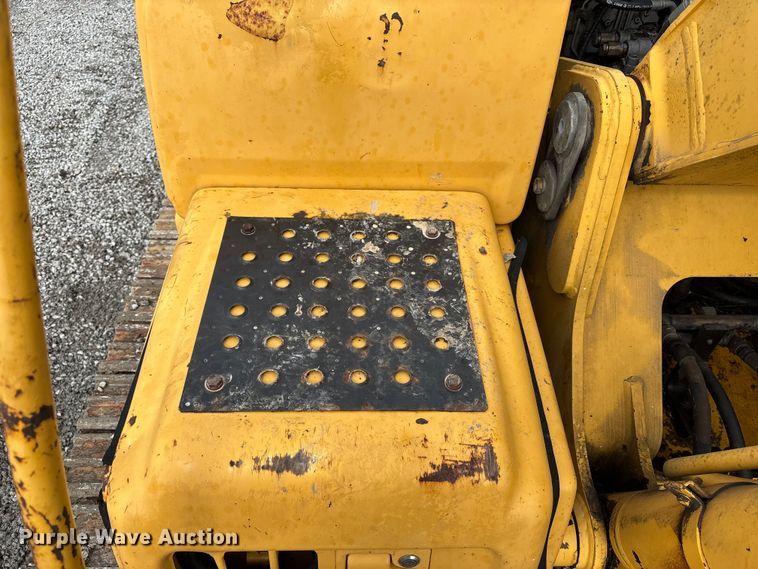 image for item FH7054 2005 John Deere 200C LC excavator