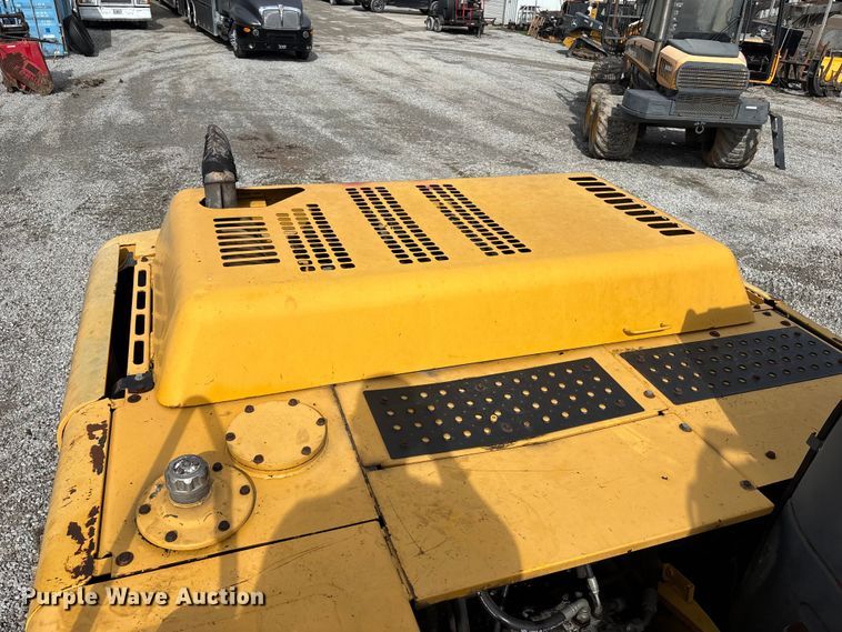 image for item FH7054 2005 John Deere 200C LC excavator