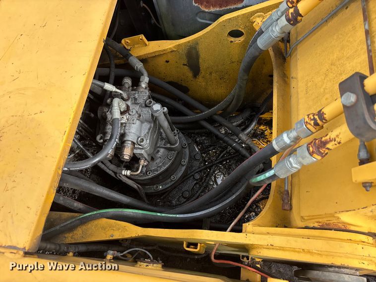 image for item FH7054 2005 John Deere 200C LC excavator