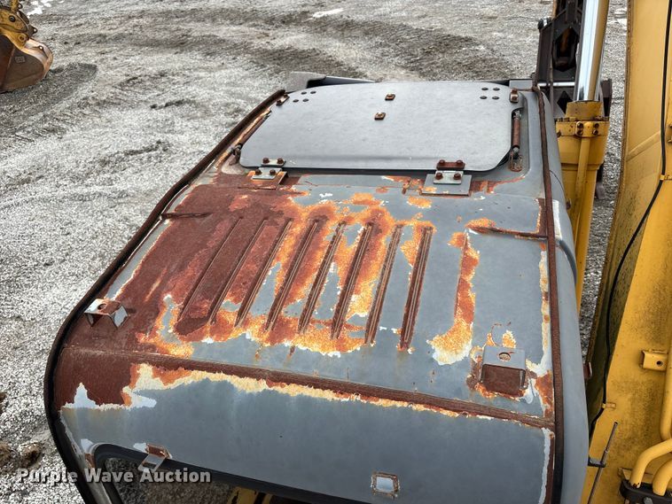 image for item FH7054 2005 John Deere 200C LC excavator