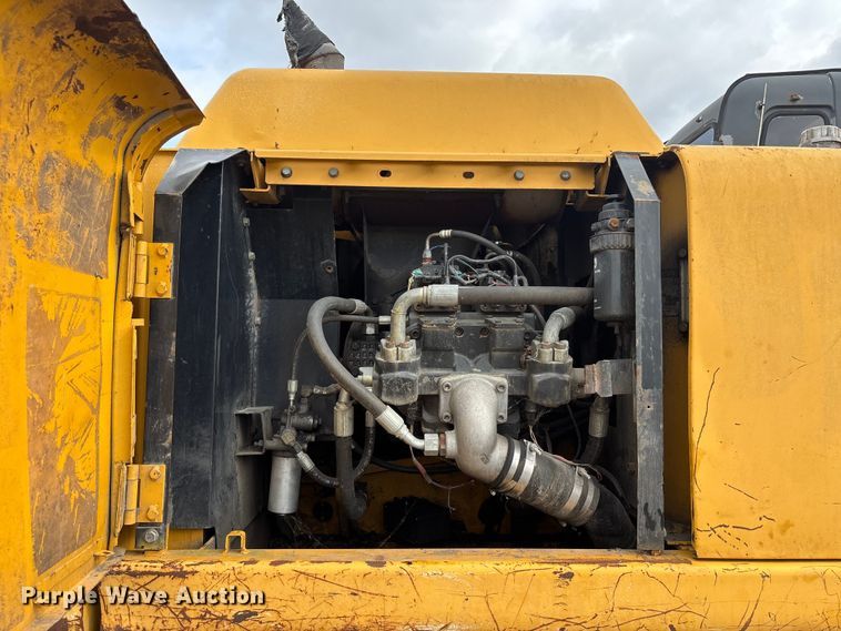 image for item FH7054 2005 John Deere 200C LC excavator