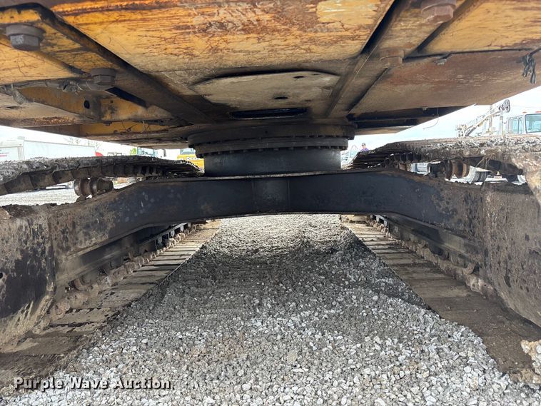 image for item FH7054 2005 John Deere 200C LC excavator