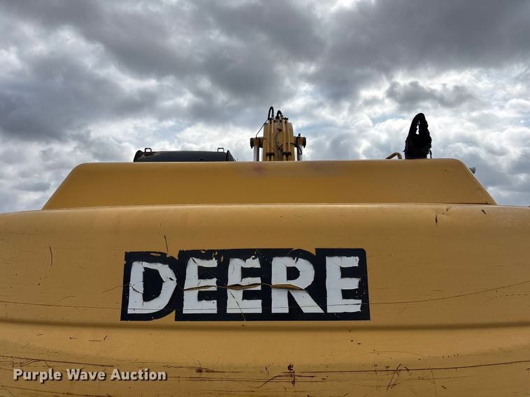 image for item FH7054 2005 John Deere 200C LC excavator