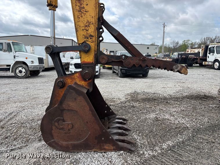 image for item FH7054 2005 John Deere 200C LC excavator