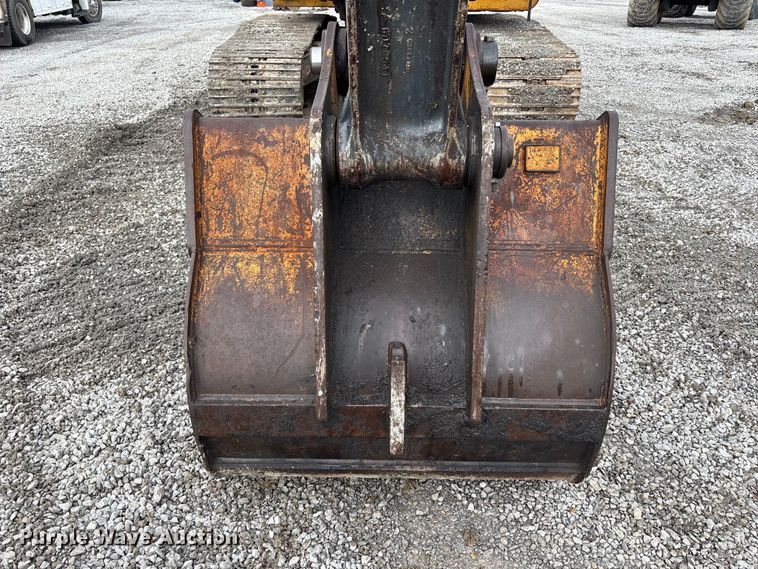 image for item FH7054 2005 John Deere 200C LC excavator