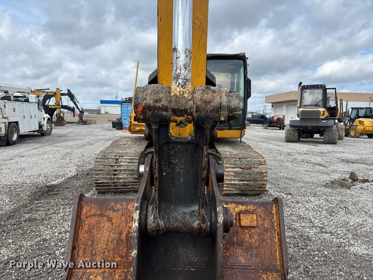 image for item FH7054 2005 John Deere 200C LC excavator