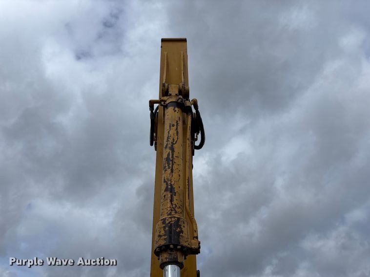 image for item FH7054 2005 John Deere 200C LC excavator