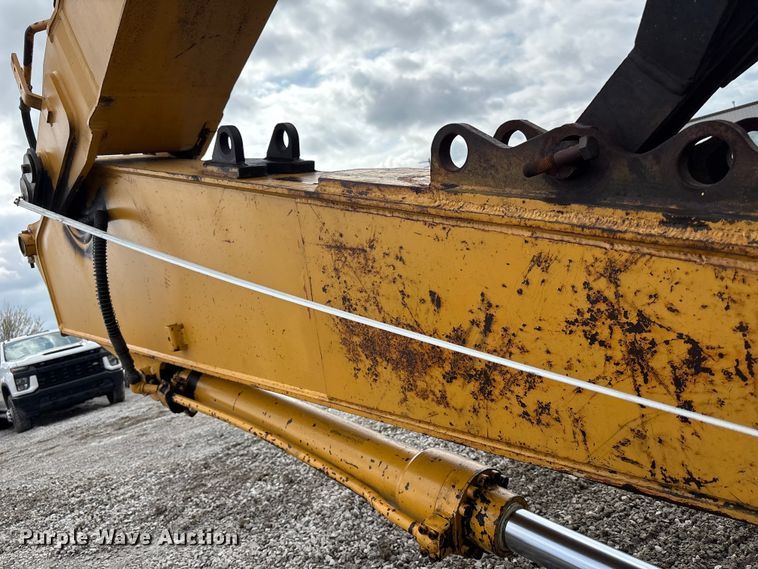 image for item FH7054 2005 John Deere 200C LC excavator