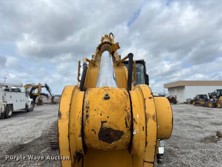 image for item FH7054 2005 John Deere 200C LC excavator