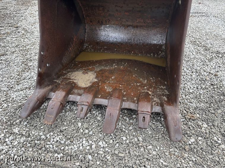 image for item FH7054 2005 John Deere 200C LC excavator