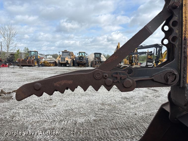 image for item FH7054 2005 John Deere 200C LC excavator