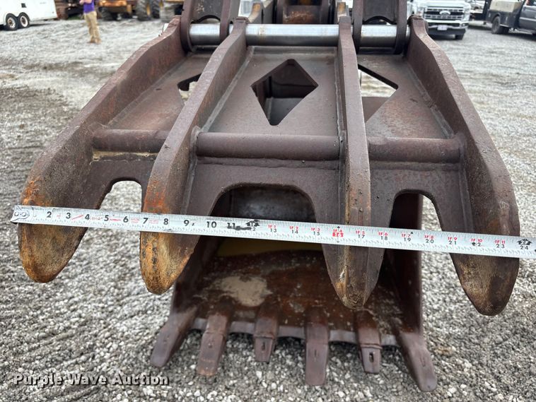 image for item FH7054 2005 John Deere 200C LC excavator