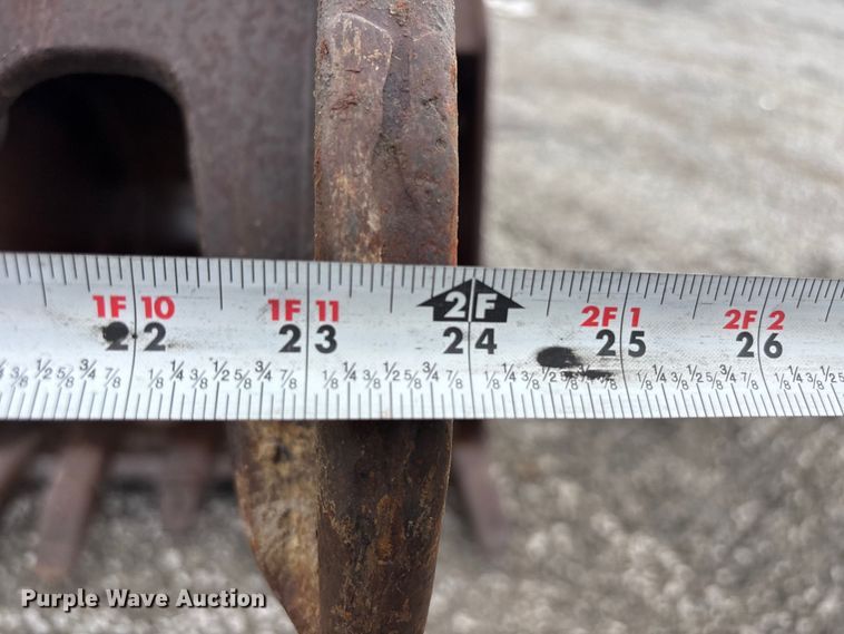 image for item FH7054 2005 John Deere 200C LC excavator