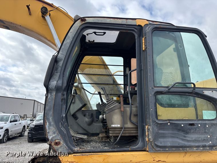 image for item FH7054 2005 John Deere 200C LC excavator