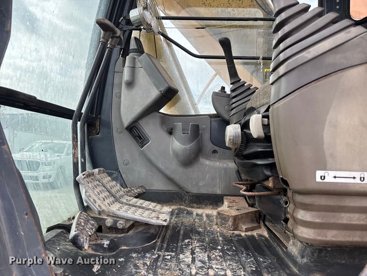 image for item FH7054 2005 John Deere 200C LC excavator