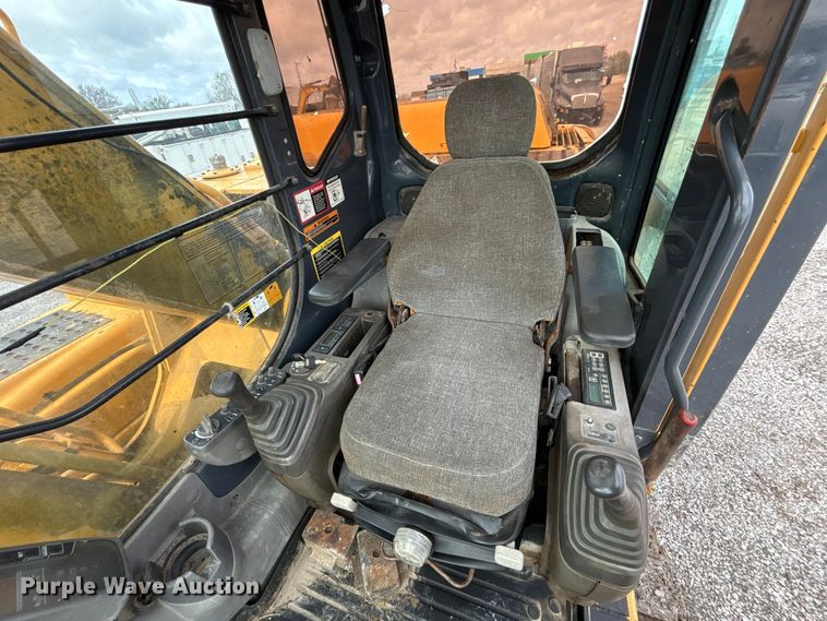 image for item FH7054 2005 John Deere 200C LC excavator