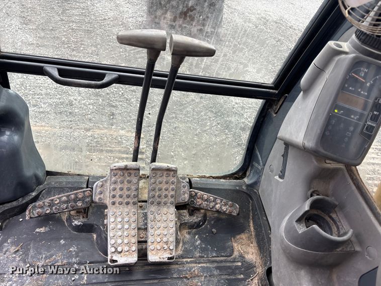 image for item FH7054 2005 John Deere 200C LC excavator