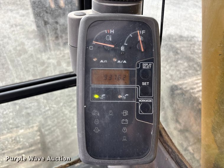 image for item FH7054 2005 John Deere 200C LC excavator