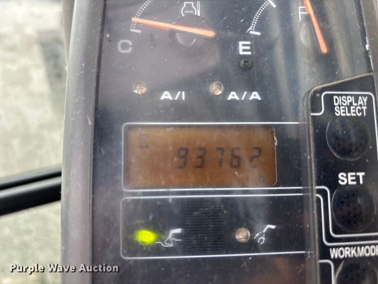 image for item FH7054 2005 John Deere 200C LC excavator