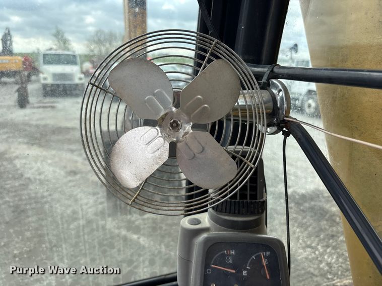 image for item FH7054 2005 John Deere 200C LC excavator