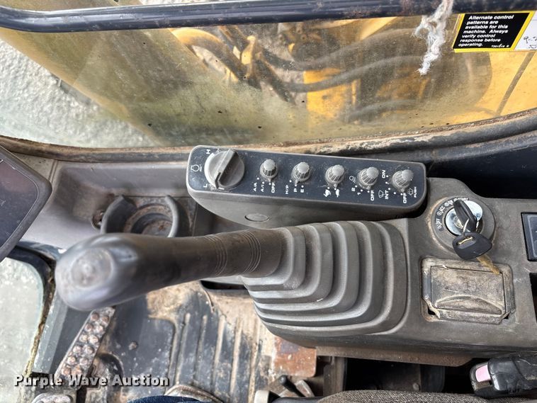 image for item FH7054 2005 John Deere 200C LC excavator