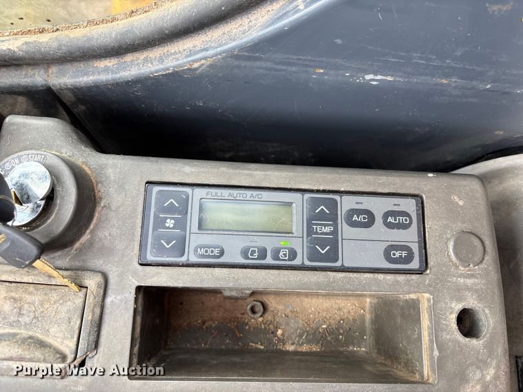 image for item FH7054 2005 John Deere 200C LC excavator