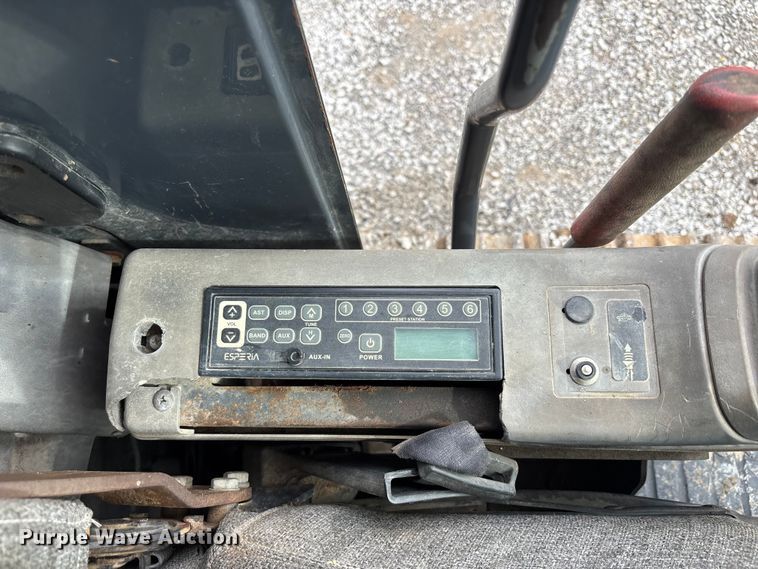 image for item FH7054 2005 John Deere 200C LC excavator