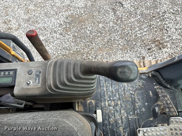 image for item FH7054 2005 John Deere 200C LC excavator