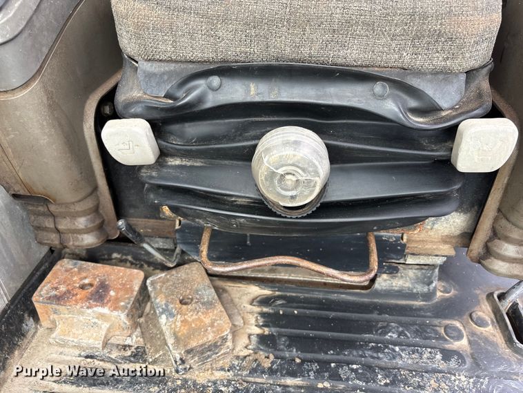 image for item FH7054 2005 John Deere 200C LC excavator