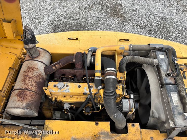 image for item FH7054 2005 John Deere 200C LC excavator