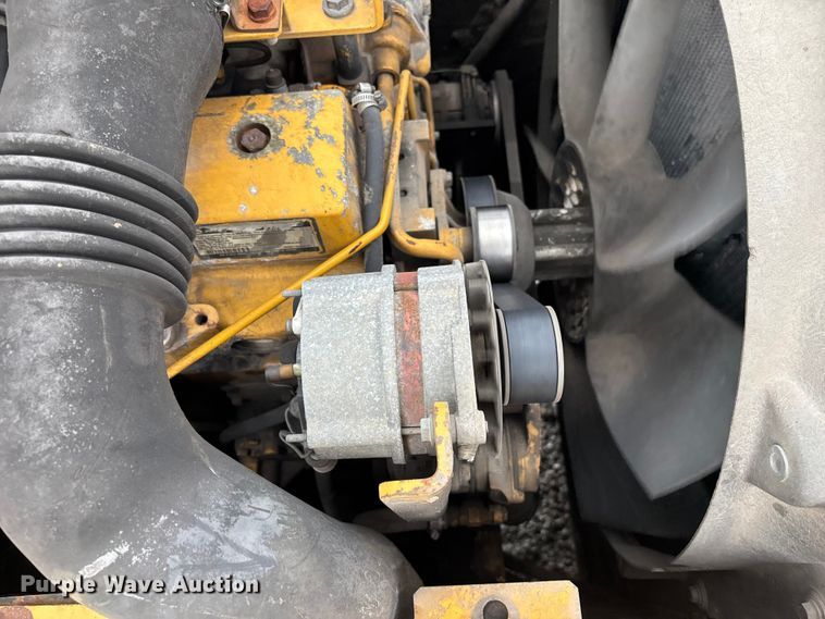 image for item FH7054 2005 John Deere 200C LC excavator