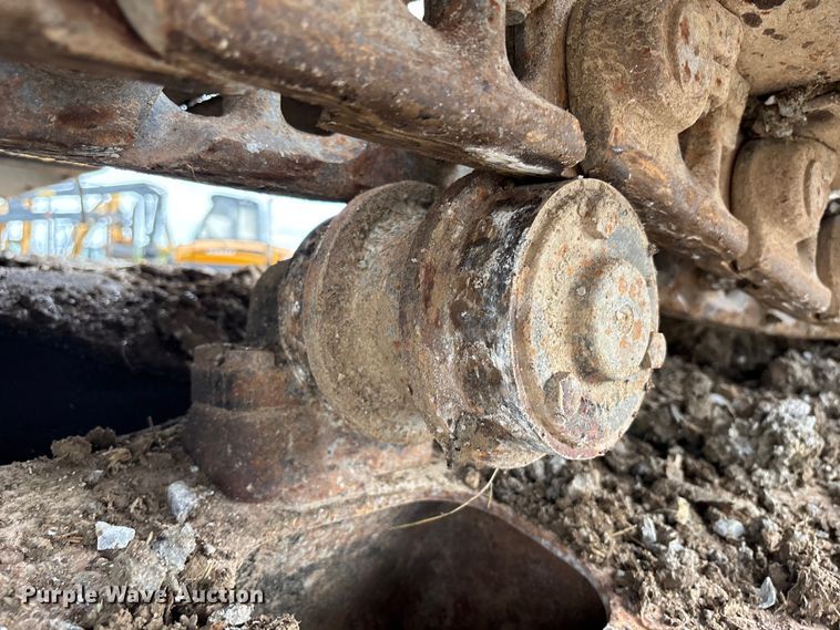 image for item FH7054 2005 John Deere 200C LC excavator