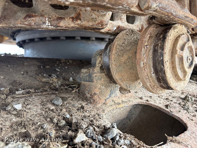 image for item FH7054 2005 John Deere 200C LC excavator