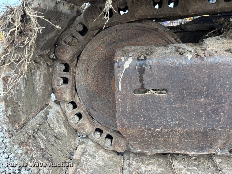 image for item FH7054 2005 John Deere 200C LC excavator