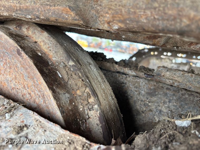 image for item FH7054 2005 John Deere 200C LC excavator