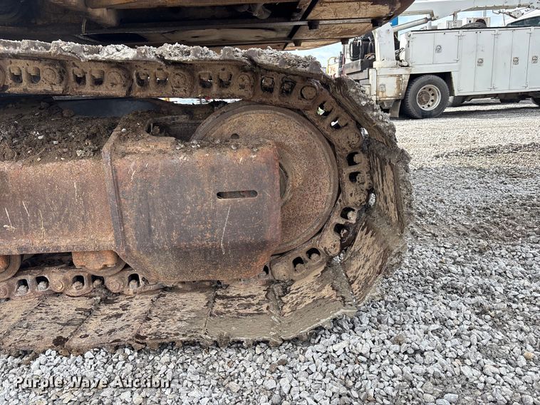 image for item FH7054 2005 John Deere 200C LC excavator