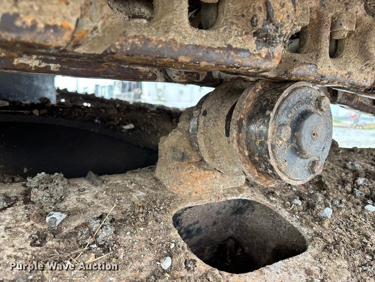 image for item FH7054 2005 John Deere 200C LC excavator