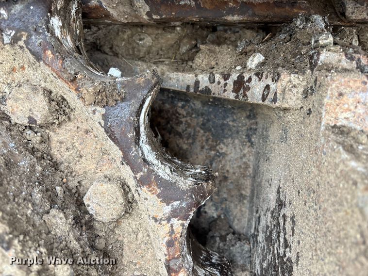 image for item FH7054 2005 John Deere 200C LC excavator